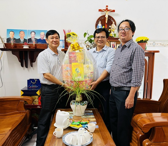 BỆNH VIỆN TÂM THẦN – DA LIỄU – MẮT SÓC TRĂNG THĂM VÀ CHÚC TẾT CÁN BỘ HƯU TRÍ